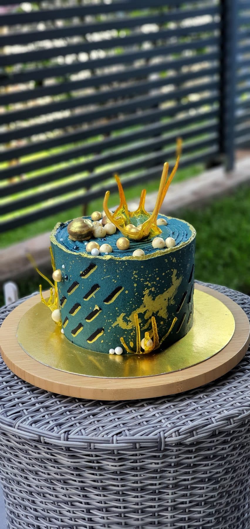 Tarta de buttercream pintado a mano en verde azulado y dorado