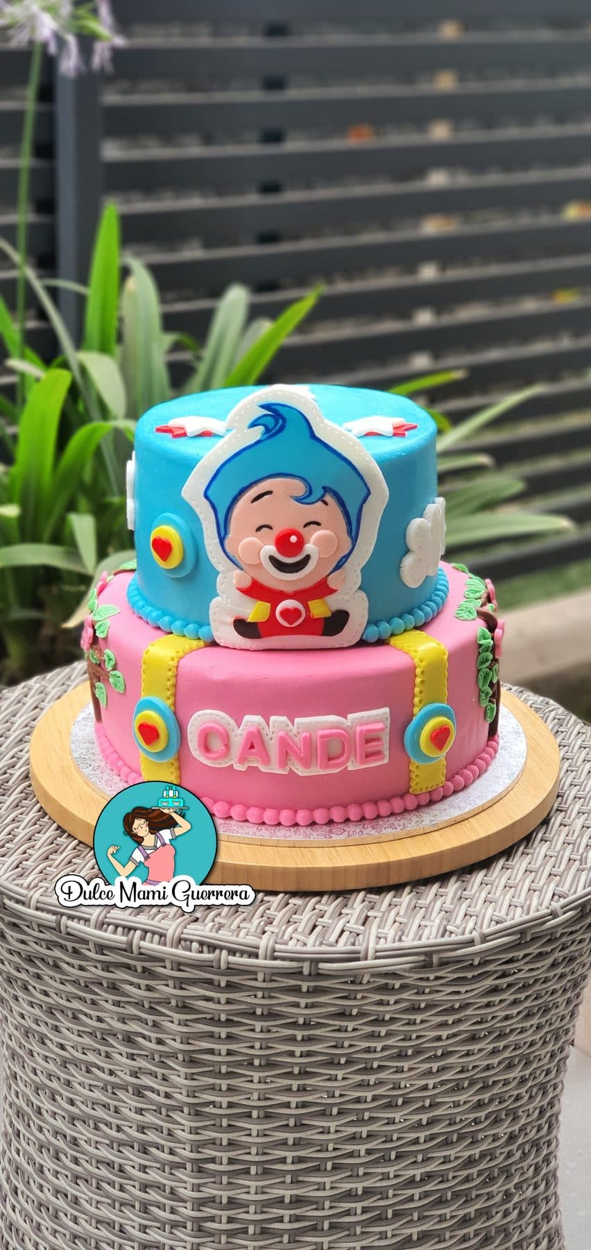 Tarta infantil de dos pisos temática Plim Plim en azul y rosa con el nombre CANDE
