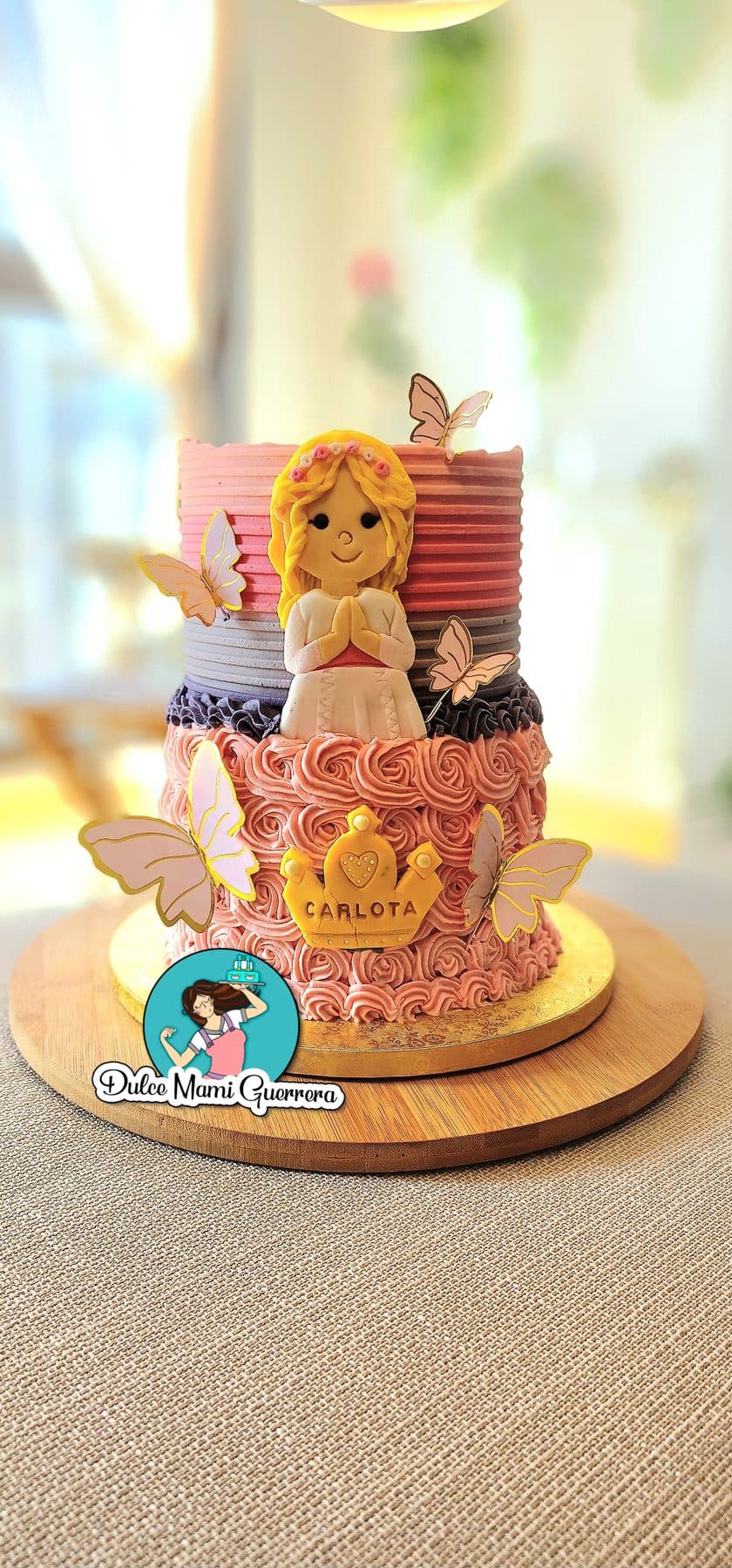 Tarta de comunión con mariposas y figura de niña en fondant