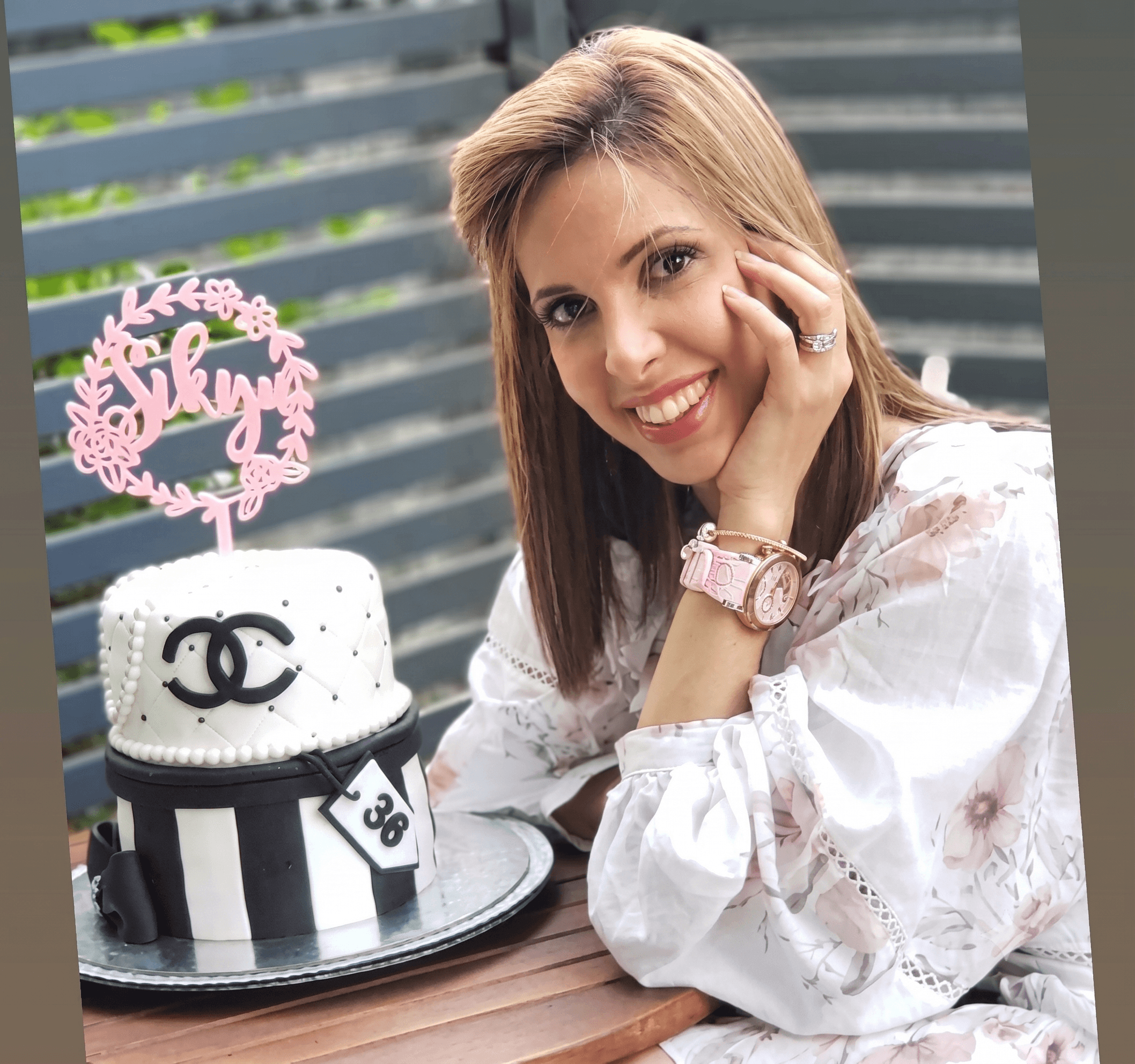 Sikyu Guerrero junto a una de sus tartas personalizadas